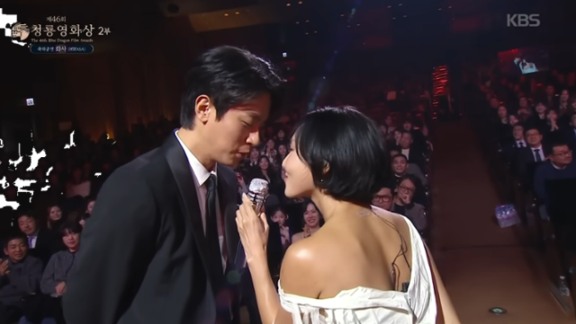 박정민(왼쪽)과 화사가 지난달 열린 청룡영화상에서 '굿 굿바이'를 함께 부르고 있다. KBS 영상 캡처
