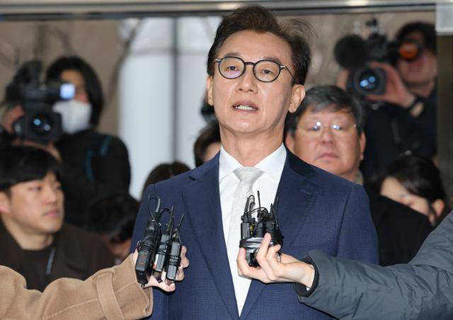 '통일교 금품 수수' 의혹을 받는 전재수(가운데) 전 해양수산부 장관이 19일 피의자 조사를 받기 위해 서울 서대문구 경찰청 국가수사본부에 출석하며 발언하고 있다. 뉴시스