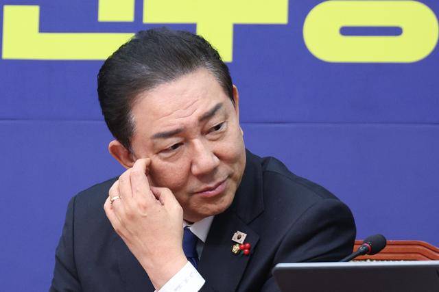 김병기 더불어민주당 원내대표가 24일 서울 국회의사당에서 열린 최고위원회의에 참석해 생각에 잠겨 있다. 뉴스1