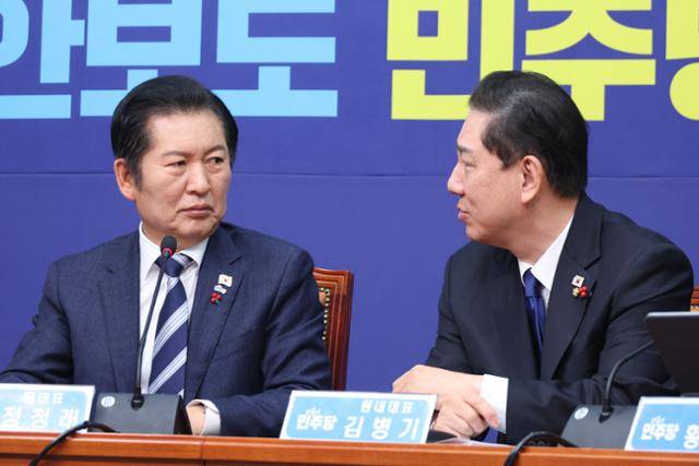 정청래 더불어민주당 대표와 김병기 원내대표가 24일 국회에서 열린 최고위원회의에서 대화하고 있다. 뉴스1