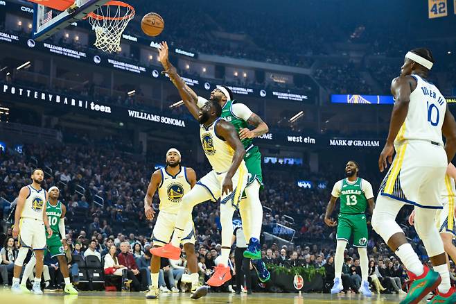 <yonhap photo-0655=""> Golden State Warriors forward Draymond Green and Dallas Mavericks forward Anthony Davis reach for a rebound during the first half of an NBA basketball game, Thursday, Dec. 25, 2025, in San Francisco. (AP Photo/Eakin Howard)/2025-12-26 07:55:53/ <저작권자 ⓒ 1980~2025 ㈜연합뉴스. 무단 전재 재배포 금지, AI 학습 및 활용 금지></yonhap>