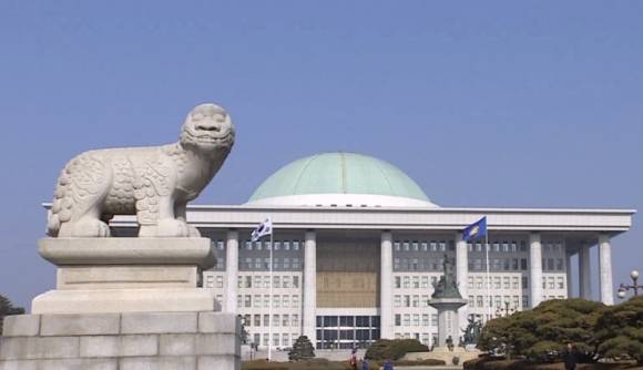 게임사들의 주요 수익모델인 확률형 아이템을 촘촘하게 규제하는 법안이 연이어 발의되고 있다.