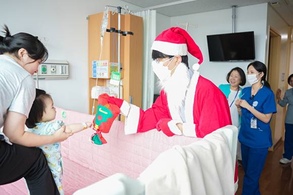 지난 24일 포항성모병원이 성탄절을 맞아 입원 환자들을 위한 '2025년 성탄 환자방문' 행사를 열고 있다. [사진=포항성모병원]