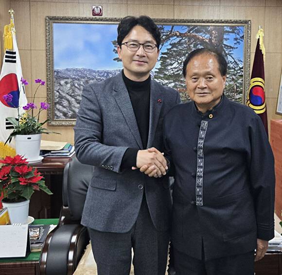 지난 24일 김병욱 포항시장 출마예정자가 대한노인회 박수복 회장과 만나 어르신 복지 현안과 경로당 운영 개선 방안에 대해 의견을 나눴다. [사진=김병욱 포항시장 출마예정자]