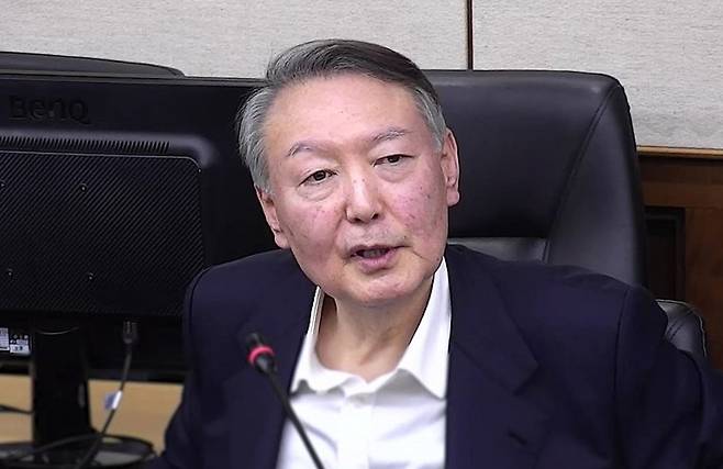 윤석열 전 대통령이 26일 오후 서울 서초구 서울중앙지법에서 열린 특수공무집행방해, 직권남용 권리행사방해 등 혐의 사건의 결심 공판에서 최후 진술을 하고 있다. 2025.12.26 [사진=서울중앙지법/연합뉴스]