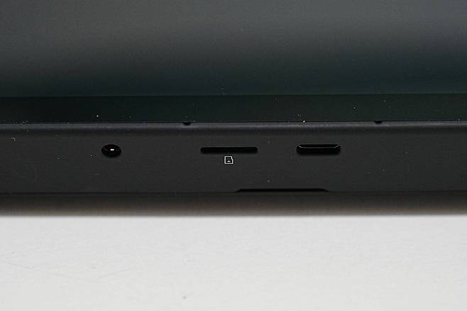 기기 하단에는 마이크로SD 단자와 C규격 USB 단자가 제공된다. 스테레오(3.5mm) 연결 단자도 배치됐다 / 출처=IT동아