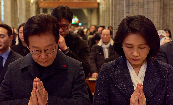 이재명 대통령과 김혜경 여사가 25일 서울 명동대성당에서 열린 성탄 미사에 참석해 기도하고 있는 모습. (대통령실)