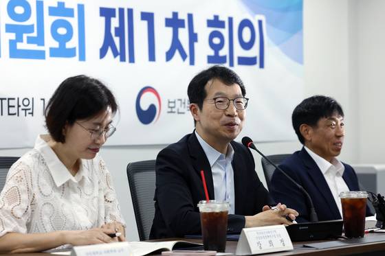 의사인력 수급추계위원회 위원장으로 선출된 김태현 한국보건경제정책학회 회장이 지난 8월 12일 오후 서울 중구 남대문로 T타워에서 열린 의사인력 수급추계위원회 제1차 회의에서 모두 발언을 하고 있다. 뉴스1