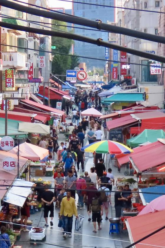 경기도 안산시 단원구 다문화음식거리 시장. 낮 근무를 마치고 퇴근하고, 밤 근무를 위해 출근하고 있는 외국인근로자들과 외국인 상인, 거주자들이 뒤섞여 있다. 안산시는 2023년 기준 외국인(10만 8000여명)이 가장 많이 거주하는 지역이다. 김홍준 기자