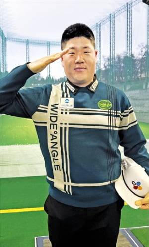 최근 예술체육요원으로서 군사훈련을 마친 임성재가 경기 용인 수원CC에서 거수경례를 하며 새 시즌 각오를 다지고 있다.  /조수영 기자