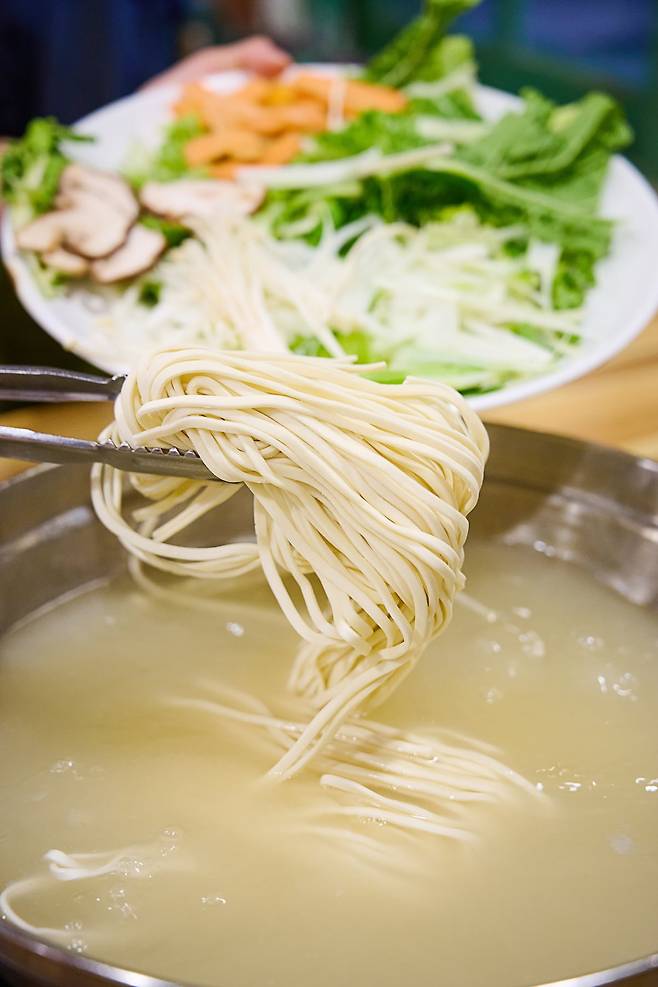 맑은 국물과 당일 제면한 쫄깃한 면이 잘 어울린다. 사진=도진영
