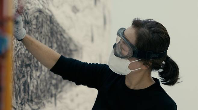 대구미술관 전시 개막일 '물의 평화'를 작업하고 있는 허윤희 작가. /대구미술관