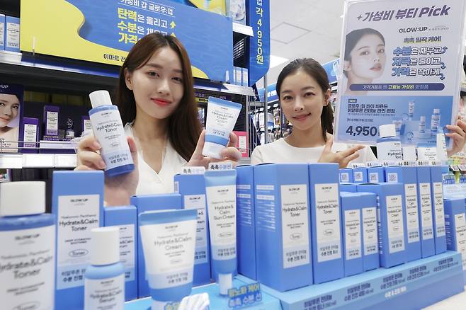 Models hold LG H&H comestic products at a store in Yongsan District, central Seoul, on July 7. [YONHAP]