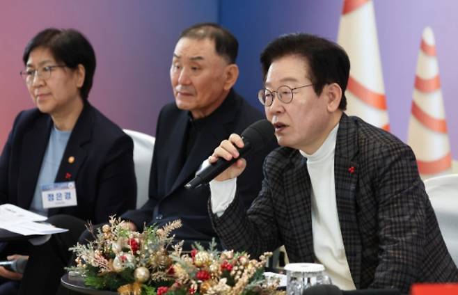 이재명 대통령이 지난 24일 서울 서대문구 신촌세브란스 연세암병원 중입자치료센터에서 열린 희귀질환 환우·가족 간담회에서 발언하고 있다. 연합뉴스