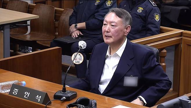 윤석열 전 대통령이 지난달 19일 서울 서초구 서울중앙지방법원에서 열린 한덕수 전 국무총리의 내란 재판에 증인으로 출석해 한 전 총리가 계엄 선포에 반대했다는 취지로 증언하고 있다. 서울중앙지법 제공