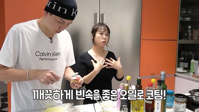 첫 끼를 오일로 먹는다는 홍현희. 사진|유튜브 채널 ‘홍쓴TV’