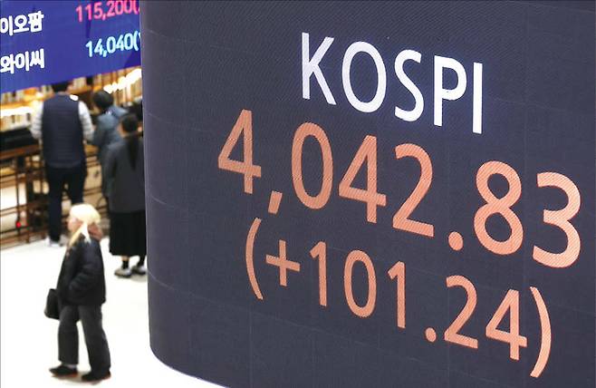 올해 코스피는 사상 처음으로 4000선을 돌파했다. 서울 중구 우리은행 본점 딜링룸 현황판에 코스피지수 등이 표시되고 있는 사진. (연합뉴스)