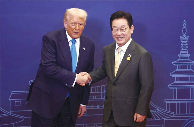 마스가 프로젝트는 지난 7월 한미 관세 협상 타결을 계기로 공식화됐다. 사진은 이재명 대통령이 경북 경주 힐튼호텔 그랜드볼룸에서 도널드 트럼프 미국 대통령을 영접하고 있는 장면. (연합뉴스)