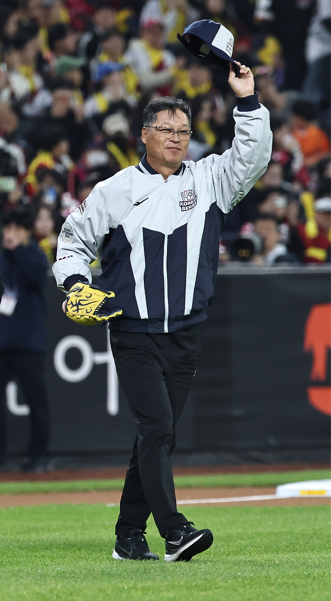 10월 29일 대전한화생명볼파크에서 열린 2025 프로야구 KBO리그 포스트시즌 한국시리즈 3차전 LG 트윈스와 한화 이글스의 경기. 프로야구 한화 이글스의 1999년 한국시리즈 우승을 이끈 구대성이 시구에 앞서 마운드로 향하며 인사하고 있다. 사진=연합뉴스 제공