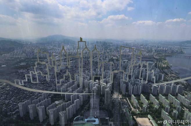 [서울=뉴시스] 김근수 기자 = 7일 서울 송파구 롯데월드타워 스카이전망대에서 강남 주변 아파트 단지가 보이고 있다.  토지거래허가구역 재지정 이후 재건축 아파트를 중심으로 신고가 행렬이 이어지는 가운데 송파구의 잠실 장미아파트와 주공5단지에서 신고가가 집중됐고, 잠실주공5단지 82.6㎡가 처음으로 40억원을 돌파했다. 강남구 압구정에서도 거래 22건 중 14건(64%)이 신고가였으며, 개포동의 거래 4건 모두 신고가를 기록했다. 대치동 역시 한보미도맨션2차 190㎡가 60억원, 개포우성1차 127㎡가 50억5천만원, 은마아파트 76㎡는 31억4천만원에 거래되며 신고가를 이어갔다.. 2025.05.07. ks@newsis.com /사진=김근수