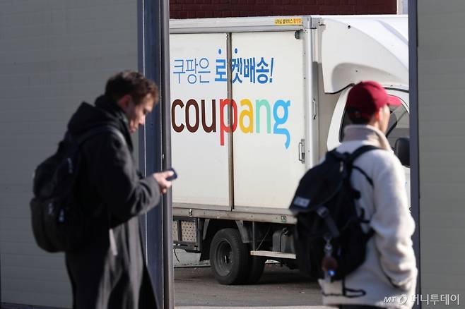 [서울=뉴시스] 권창회 기자 = 25일 서울 시내 한 쿠팡 센터 모습.  대통령실이 쿠팡의 대규모 개인정보 유출 사태와 관련해 범정부 관계장관 회의를 소집해 경영진 처벌 방안과 소비자 피해 구제책 등을 논의한다. 쿠팡 경영진이 사태 수습에 상당 기간 비협조적 태도를 보이고 있는 데다, 최근 쿠팡 사태가 한·미 간 무역 협상에 부정적 변수가 될 조짐이 나타나자 대통령실이 특단의 대책 마련에 나선 것으로 풀이된다. 2025.12.25. kch0523@newsis.com /사진=