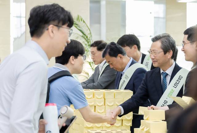 김태균(오른쪽 두 번째) 한국전력기술 사장 등 회사 경영진이 경북 김천 본사에서 출근길 청렴 캠페인을 하며 직원들을 맞이하고 있다. 한국전력기술 제공