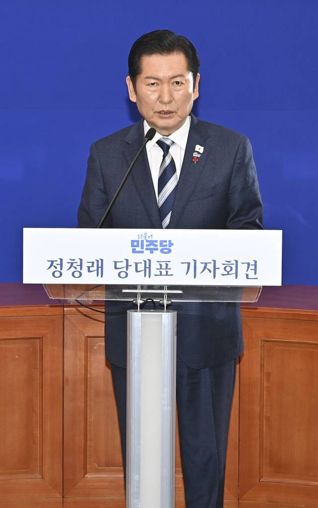 정청래 더불어민주당 대표가 26일 오전 국회에서 취임 후 첫 기자회견을 하고 있다.  백동현 기자