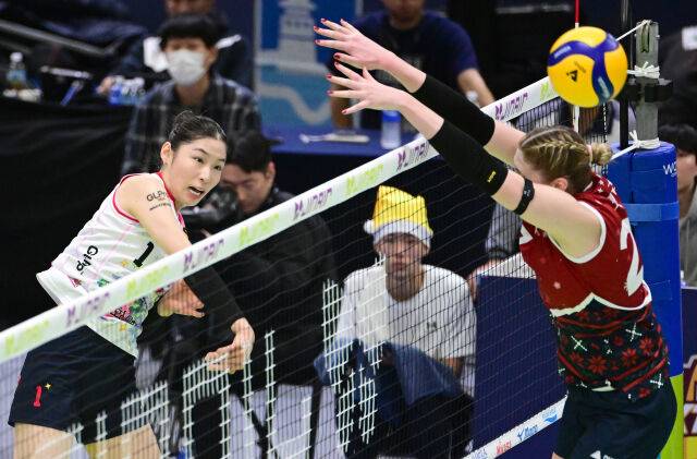 인쿠시가 카리의 블로킹을 피해 스파이크를 때리고 있다 / 한국배구연맹(KOVO)