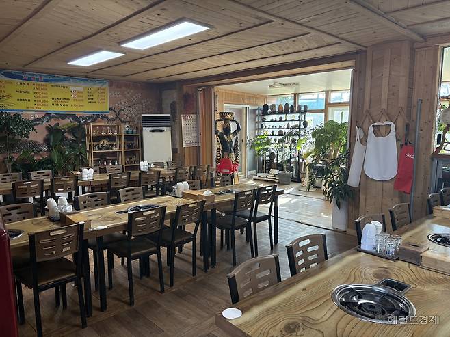 22일 점심시간에 방문한 무안공항 근처 K식당의 모습. 낙지 전문점이지만 이날 낮 1시에도 손님이 한 테이블 찾아오는 데 그쳤다. 무안=정주원 기자