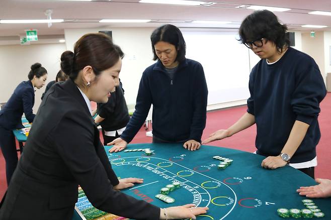 강원랜드 최근 사회공헌 행보. 강원광역자활센터와 함께 자활청년 일자리 창출 위한 업무협약을 체결했다. 사진은 자활청년 딜링 교육 모습.