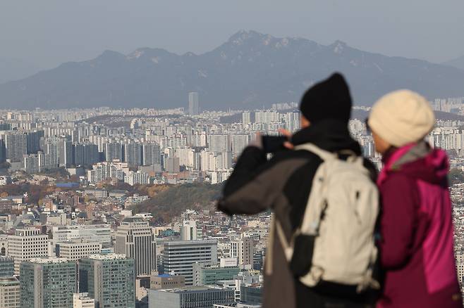 지난달 서울 남산에서 바라본 서울 시내 아파트. [연합]