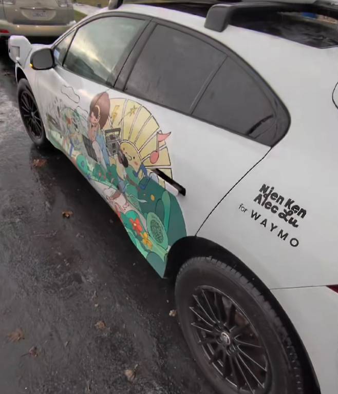 뒷문에 안전벨트가 끼어 멈춰있는 웨이모 로보택시. [틱톡 캡처]