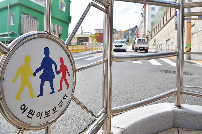 부산시는 ‘15분도시 안전한 학교 가는 길’ 사업 추진을 위한 민관협의체 구성을 마치고 내년부터 본격적인 시범사업에 들어간다고 26일 밝혔다. 사진은 영도구 청학초등학교의 통학로 [부산시 제공]