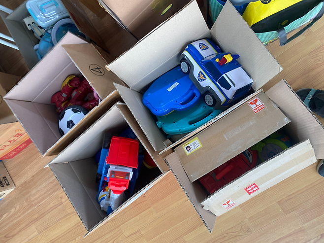 상자에 가득 쌓인 장난감들.[서울환경연합 제공]