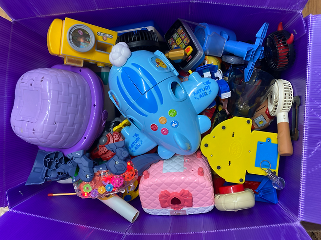 상자에 가득 쌓인 장난감들.[서울환경연합 제공]