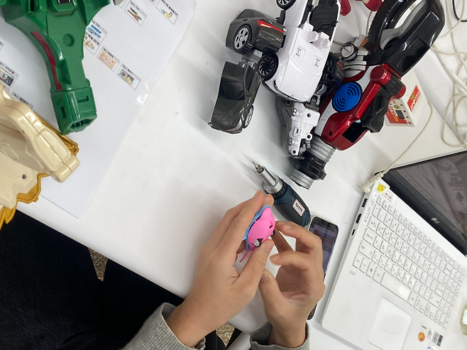 장난감 재질을 분석하고 있다.[서울환경연합 제공]