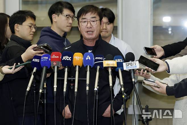 [인천공항=뉴시스] 최동준 기자 = 세계야구소프트볼연맹 프리미어 12에서 4강 진출에 실패한 대표팀 류중일 감독이 19일 인천국제공항을 통해 귀국한 뒤 소감을 말하고 있다. 2024.11.19. photocdj@newsis.com