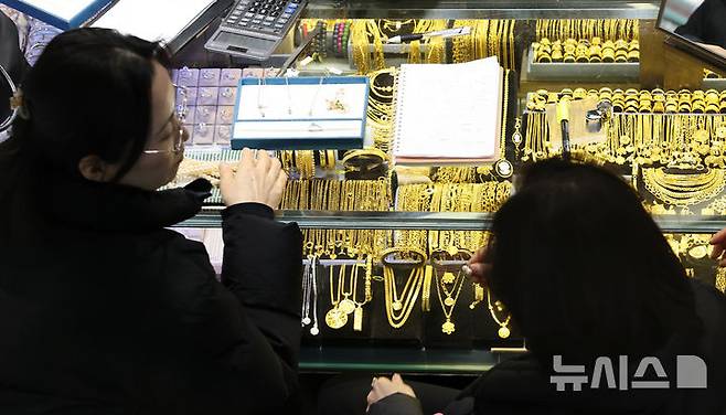 [서울=뉴시스] 김혜진 기자 = 미국과 베네수엘라의 군사적 긴장이 고조되면서 국제 금값과 은값이 최고치를 경신한 23일 서울 시내 한 금은방에서 시민들이 금과 은 제품을 구매하고 있다. 2025.12.23. jini@newsis.com