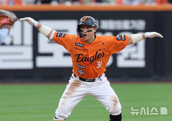 [대전=뉴시스] 김진아 기자 = 18일 대전 중구 한화생명볼파크에서 열린 2025 KBO 포스트시즌 플레이오프 1차전 삼성 라이온즈와 한화 이글스의 경기, 6회말 무사 한화 손아섭이 1타점 2루타를 친 뒤 기뻐하고 있다. 2025.10.18. bluesoda@newsis.com