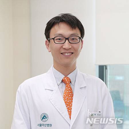 [서울=뉴시스]정희원 서울아산병원 노년내과 교수. (사진= 서울아산병원 홈페이지 캡처) 2024.05.18. photo@newsis.com.