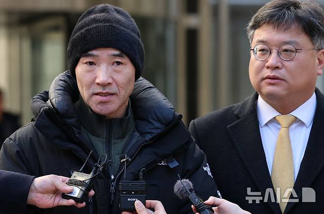 [서울=뉴시스] 정병혁 기자 = ‘서해 공무원 피격 사건’ 해양수산부 공무원 故이대준 씨의 친형 이래진 씨가 26일 서울 서초구 중앙지방법원에서 열린 1심 선고 공판을 마친 후 굳은 얼굴로 취재진 질문에 답하고 있다.이날 서울중앙지법 형사합의25부(부장판사 지귀연)는 26일 서훈 전 청와대 안보실장, 박지원 전 국가정보원장, 서욱 전 국방부 장관, 김홍희 전 해양경찰청장, 노은채 전 국정원장 비서실장에게 무죄를 선고했다. (공동취재)  2025.12.26. photo@newsis.com