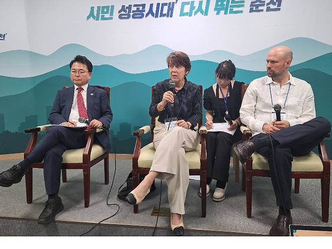 육동한 춘천시장은 지난 7월 15일 시청 브리핑룸에서 'Great Books 프로그램' 운영 현황과 향후 추진 계획을 공개했다. 이 자리에는 미국 세인트존스대학의 Emily Langston 총장 선임고문, Nathan Shields 교수도 함께 참석해 질의응답에 참여했다. 진유정 기자