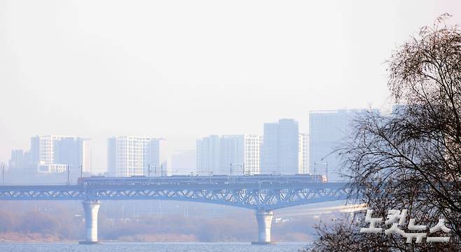 초미세먼지 농도 '나쁨' 수준을 보이는 한강공원. 황진환 기자