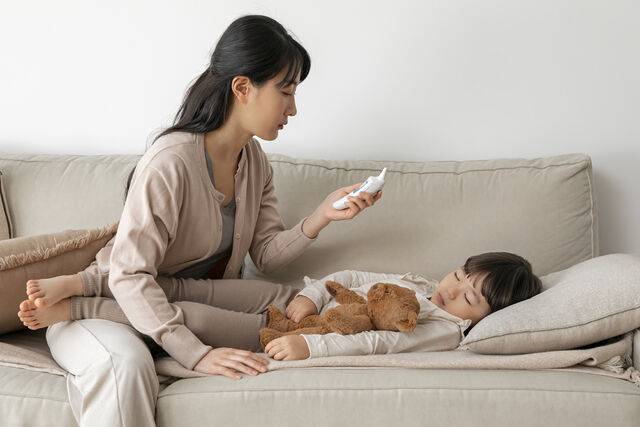 소아 해열제는 체온과 아이 상태를 고려해 성분·용량·복용 간격을 지키고 중복 복용을 피하는 것이 중요하다. 사진은 기사의 특정 사실과 관련 없음. 클립아트코리아