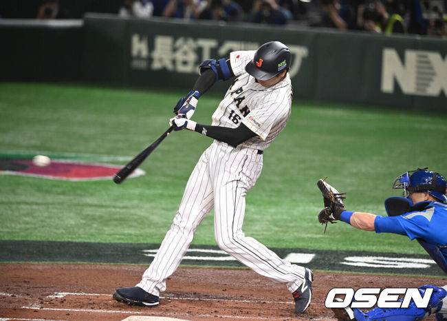 [OSEN=도쿄, 손용호 기자] 16일 도쿄 도쿄돔에서 2023 WBC(월드베이스볼클래식) 8강전 일본과 이탈리아의 경기가 벌어졌다.1회말 무사 1,2루 오타니가 내야 직선타로 물러나고 있다.2023.03.16/spjj@osen.co.kr