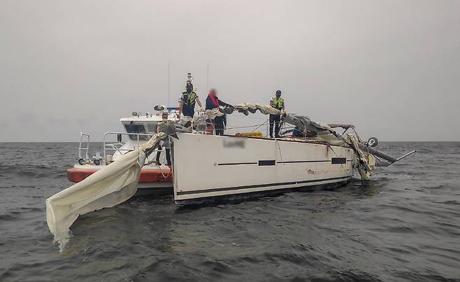 2020년 9월17일 전남 여수 앞바다에서 화물선과 충돌하는 사고가 난A씨 요트. 여수해양경찰서 제공
