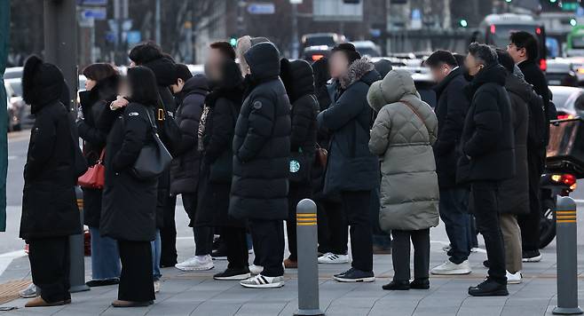 26일 서울 종로구 광화문 세종대로사거리에서 출근길 시민들이 횡단보도 신호를 기다리고 있다. 연합뉴스