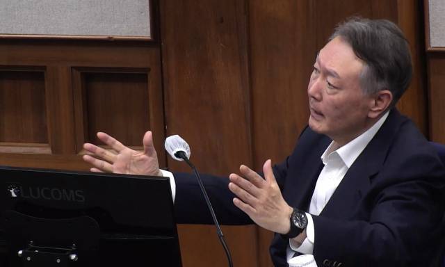 윤석열 전 대통령이 24일 서울 서초구 서울중앙지법에서 열린 내란 우두머리 혐의 속행 공판에 출석해 발언하고 있다. 사진 제공=서울중앙지법