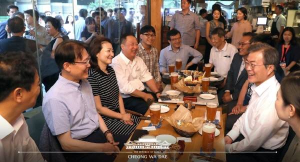 2018년 7월 당시 문재인 대통령이 광화문에 한 호프집에 방문해 직장인들과 대화하고 있다. 사진제공=청와대DB