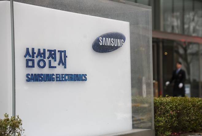 26일 한국거래소에 따르면, 삼성전자는 이날 오전 10시40분 장중 52주 신고가를 경신했다. 사진은 삼성전자 서초사옥의 모습 ⓒ 연합뉴스